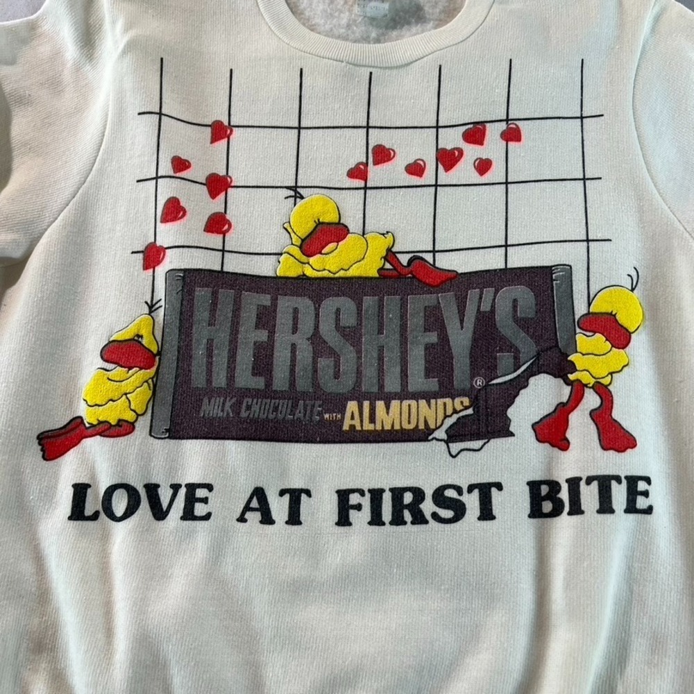 Vintage‎ Hershey's Chocolate Sweatshirt Love at First Bite B.J. Frog 90s USA - Picture 3 of 6